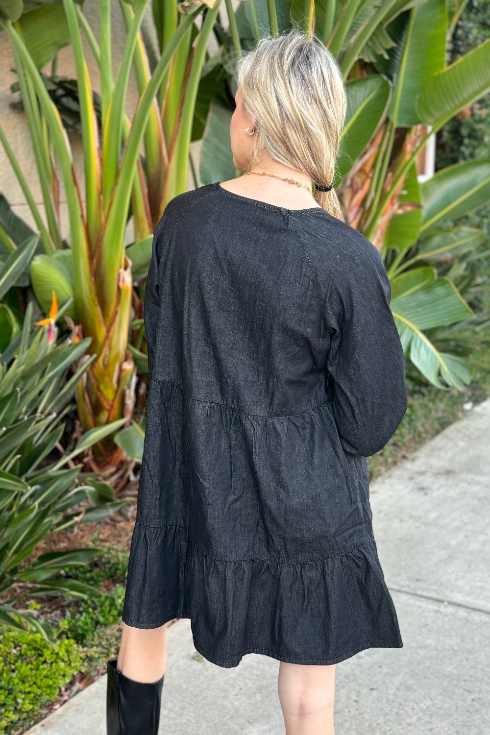 Robe "Clara" en Chambray Noir – Élégance & Volant